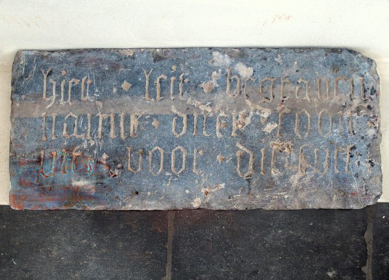 Niet-geruimde Nieuwerkerkse grafsteen van 1563