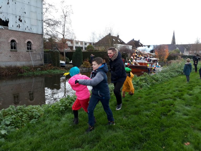 Sinterklaas ondanks kapotte boot veilig in Zevenhuizen (video)