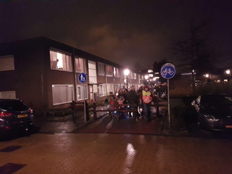 Lampionnen door Zevenhuizen ondanks regen en storm