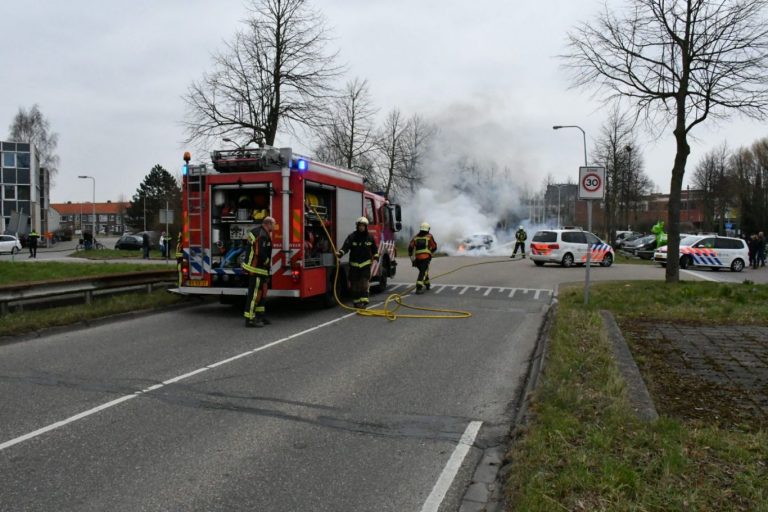 Autobrand bij politiebureau in Waddinxveen