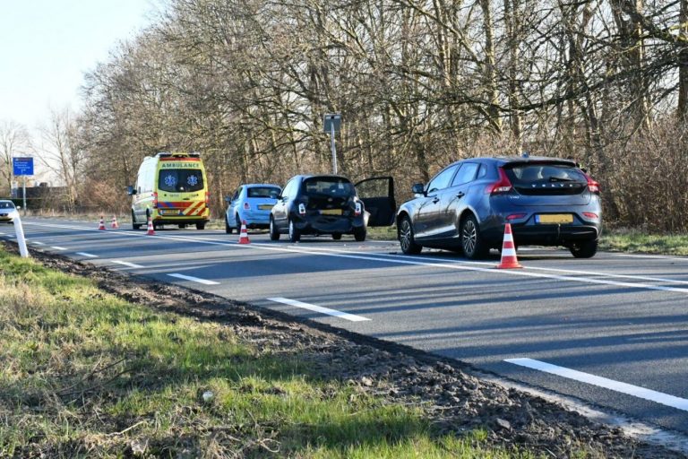 Grote verkeerschaos op Zuidplasweg(N219) in Zevenhuizen na kop-staartbotsing