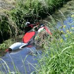 Motor getakeld uit water door bergingsauto na duik sloot