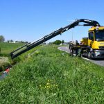 Motor getakeld uit water door bergingsauto na duik sloot