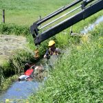 Motor getakeld uit water door bergingsauto na duik sloot