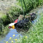 Motor getakeld uit water door bergingsauto na duik sloot