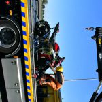 Motor op bergingsauto na duik sloot