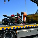 Motor op bergingsauto na duik sloot