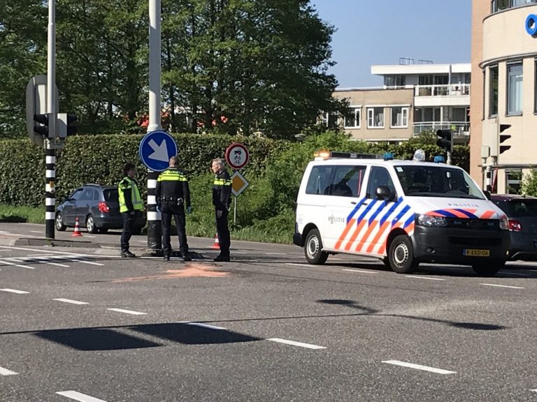 Auto klapt op paal in Nieuwerkerk