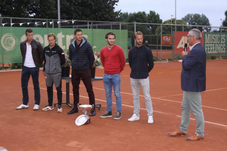 Sportweekeinde: huldiging tennis, voetbalteams Bückeburg en drukke Rottemerenloop