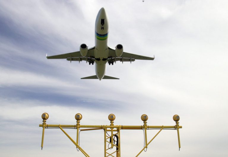 ILT volgt onderzoek over gevallen bouwlamp uit vliegtuig Zevenhuizen