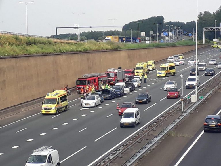 Groot ongeval A12 met 7 voertuigen bij Gouwe aquaduct