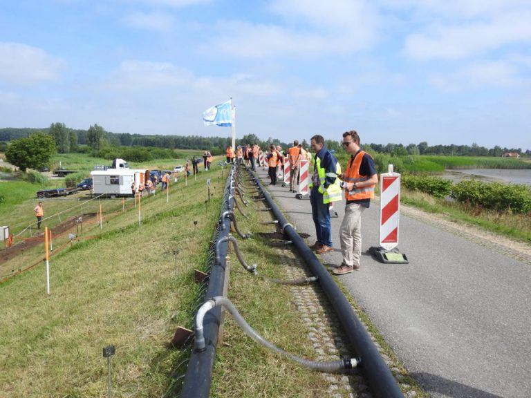 Veel landelijke belangstelling voor test stevigheid Nieuwerkerkse IJsseldijk