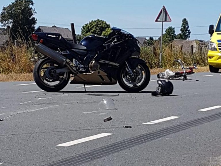 Twee gewonden bij aanrijding motor en fiets op Bostelweg