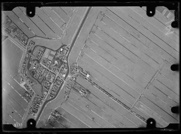 Luchtfoto van Nieuwerkerk in het Nederlands Instituut voor Militaire Historie (NIMH).
