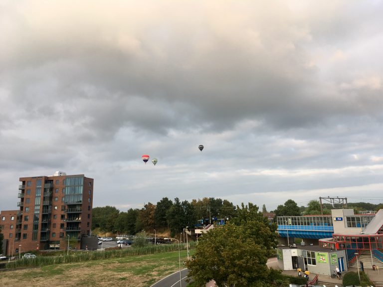 Luchtballonnen boven Nieuwerkerk