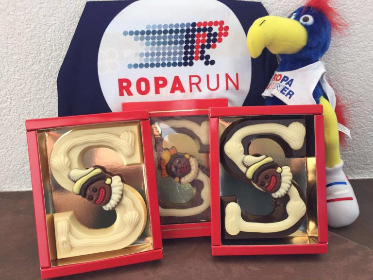 Chocoladeletters en bonbons te koop ten bate van RopaRun team 199
