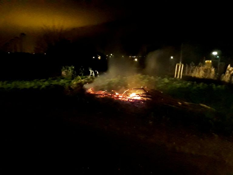 Snoeiafval aan de Vierde Tochtweg in Moordrecht vat vlam