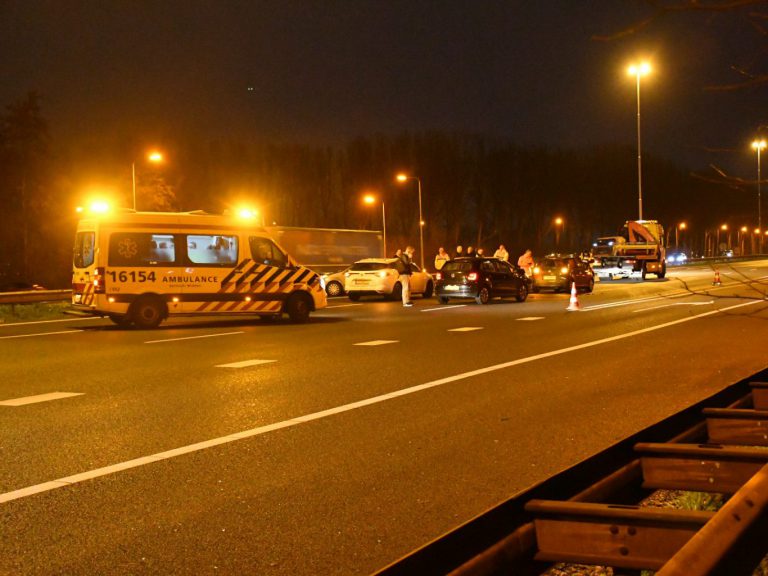 Zes auto’s betrokken bij aanrijding op A20 Nieuwerkerk