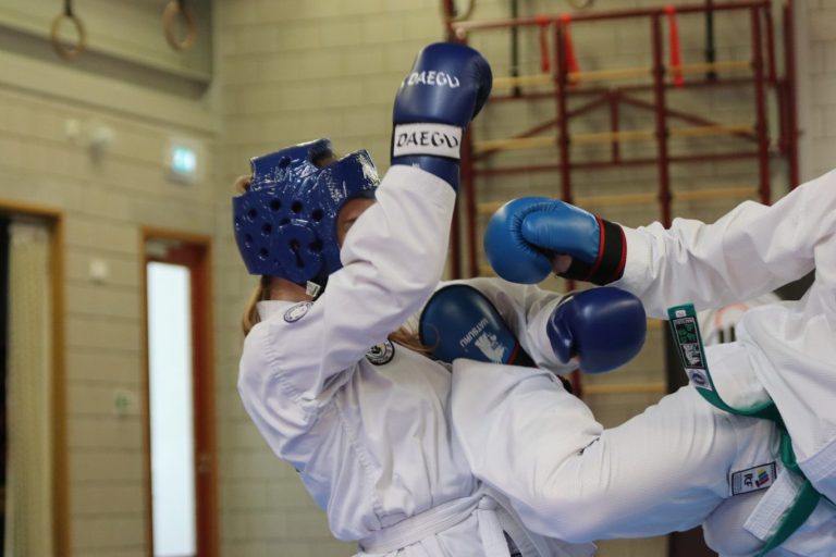 Sportweekeinde uitgelicht : Groot en klein zwoegen voor een slip of band bij Taekwon-do examen Jungshin Kwan