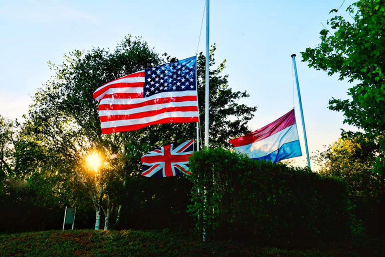 Geen herdenking bij het Jachthuis Jolly Duck in Zevenhuizen – vlaggen halfstok en Molenviergang in rouwstand