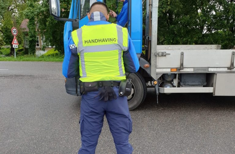 Handhaving en politie pakken negeren vrachtwagenverbod op Hollevoeterbrug in Moerkapelle aan