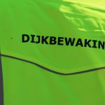 Dijkbewaking achter op hesje