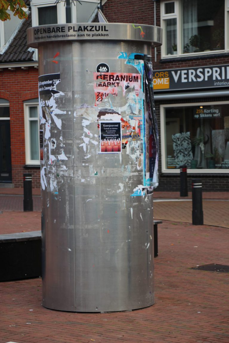 PvdA/Groenlinks wil plakzuil uit Dorpsstraat in Zevenhuizen hebben.