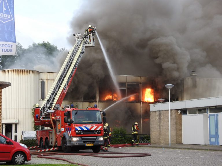 Bij brand Waddinxveen kleine hoeveelheid asbest vrijgekomen, geen gevaar voor omgeving