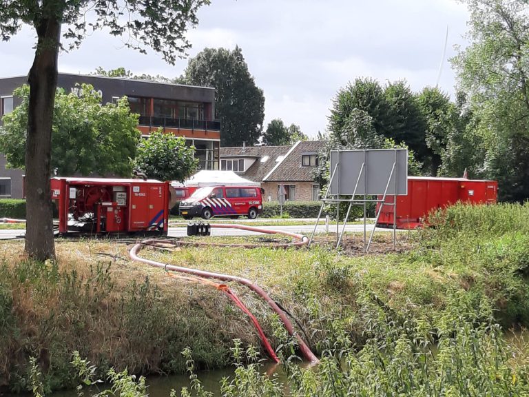 Hulpdiensten hebben handen vol werk aan compostbrand bij Wagro in Waddinxveen