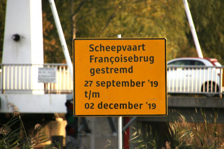 Sinterklaas maakt zich zorgen over renovatie brug bij aankomst in Nieuwerkerk