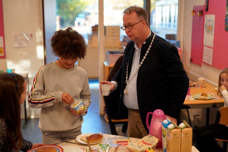 Burgemeester Weber ontbijt mee op de Montessorischool