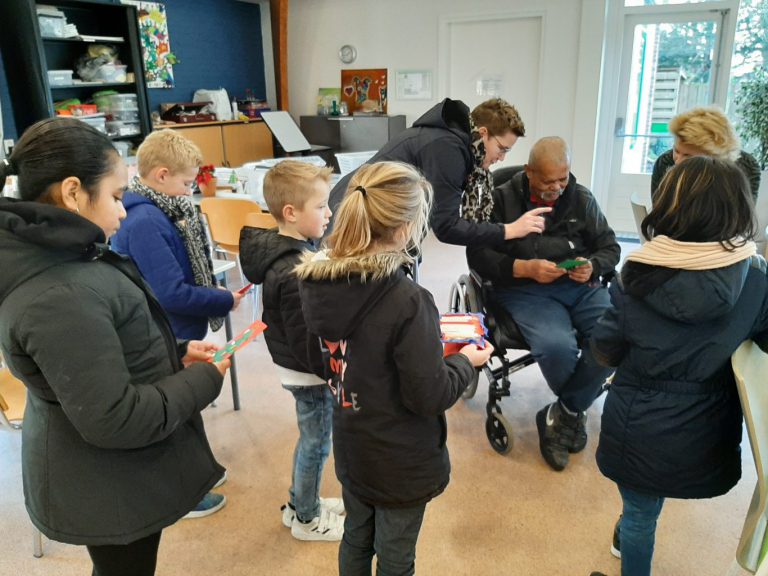 Leerlingen van de Meester Lallemanschool uit Moordrecht verrassen zieken en ouderen