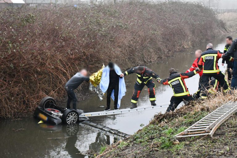 Voorbijgangers redden automobilist uit water in Moordrecht