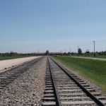 auschwitz birkenau poort met rails