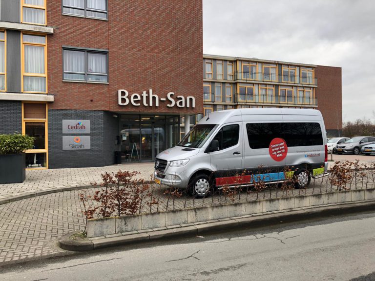 Feestelijke officiële ingebruikname rolstoelbus Beth-San