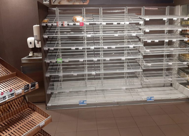 Markt Nieuwerkerk niet minder druk ondanks Corona, lege schrappen in supermarkten (+video)