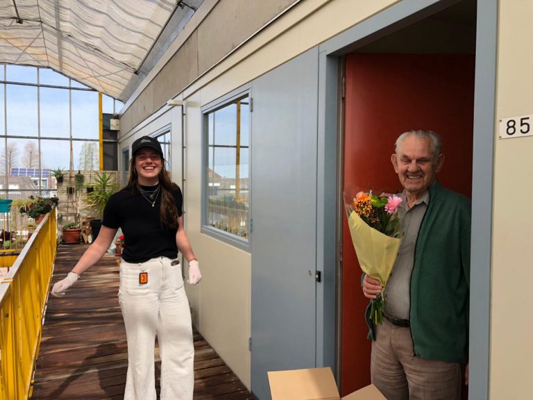 Spontaan bezorgd bloemetje geeft zelfstandig wonende ouderen in Nieuwerkerk aan den IJssel vrolijk Pasen