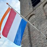 Nederlandse vlag met wimpel op kerk MDT door Eelco Slingerland