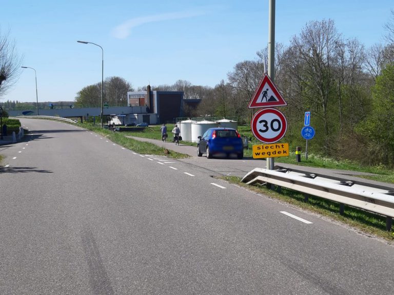 Dijk langs Hollandsche IJssel afgesloten, voertuigen gebruiken fietspad om toch over dijk te rijden (update)