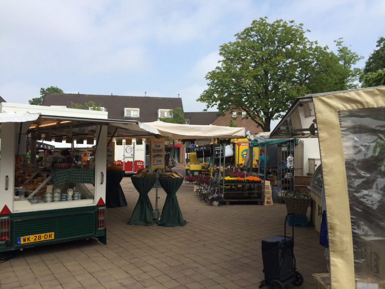 Gemeente verwacht weekmarkt Zevenhuizen half december terug op Dorpsplein