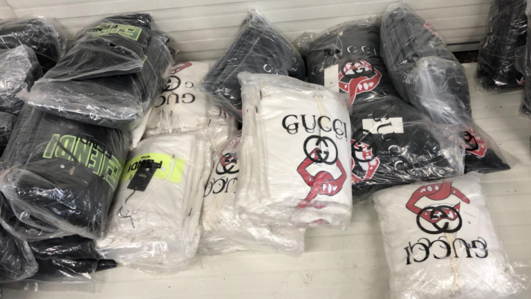 FIOD neemt 2000 stuks merkvervalste kleding en schoenen in beslag in Zevenhuizen