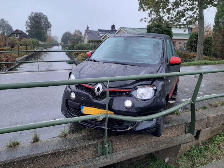 Auto beschadigd bij uitwijkmanoeuvre Middelweg Moordrecht