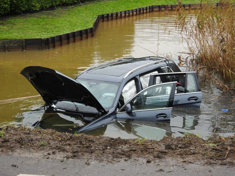 Berg lege bierblikjes rond te water geraakte auto in Moordrecht