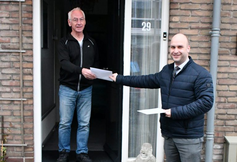 Wethouders verrassen vrijwilligers met bonnenboekjes