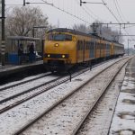 trein mat64 op station Nieuwerkerk in winter sneeuw