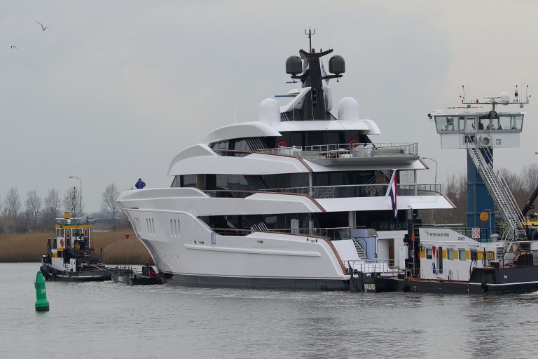 Superjacht Vanish komt langs op de Hollandsche IJssel (+video)