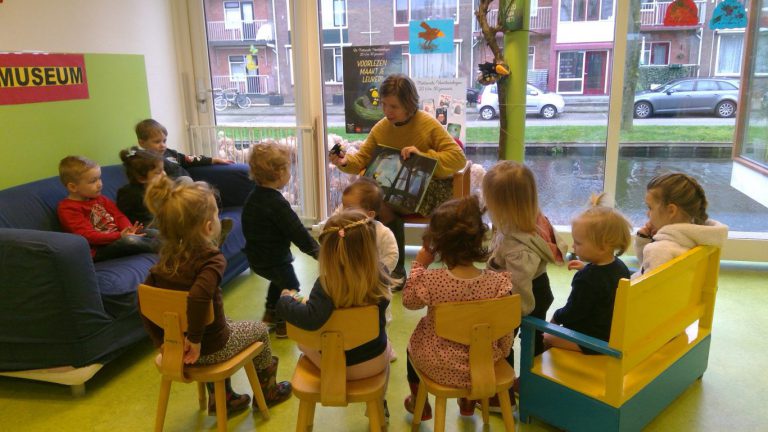 Vliegende start Nationale Voorleesdagen met voorlezende logopedist