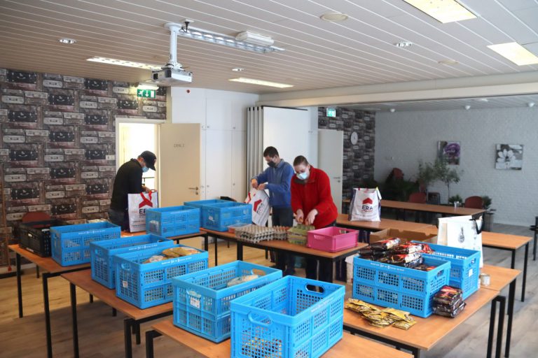 Boodschappenkast heeft onderdak bij samenstellen pakketten(+video)