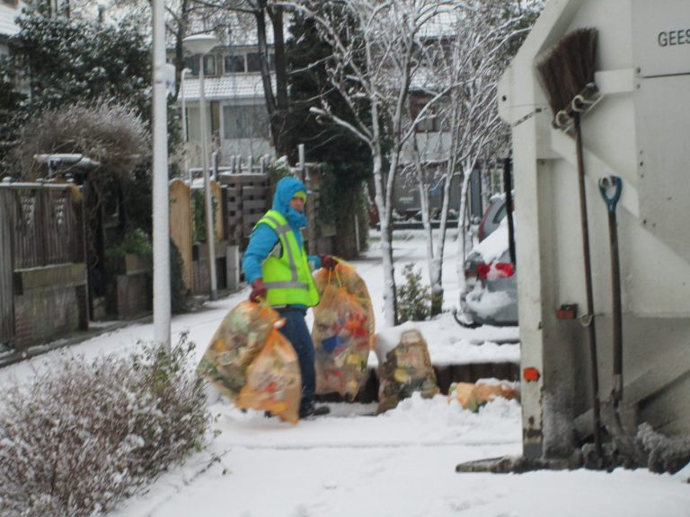 Winternieuws : Vertraging bij afval ophalen, treinen mondjesmaat op spoor maar geen bussen nog
