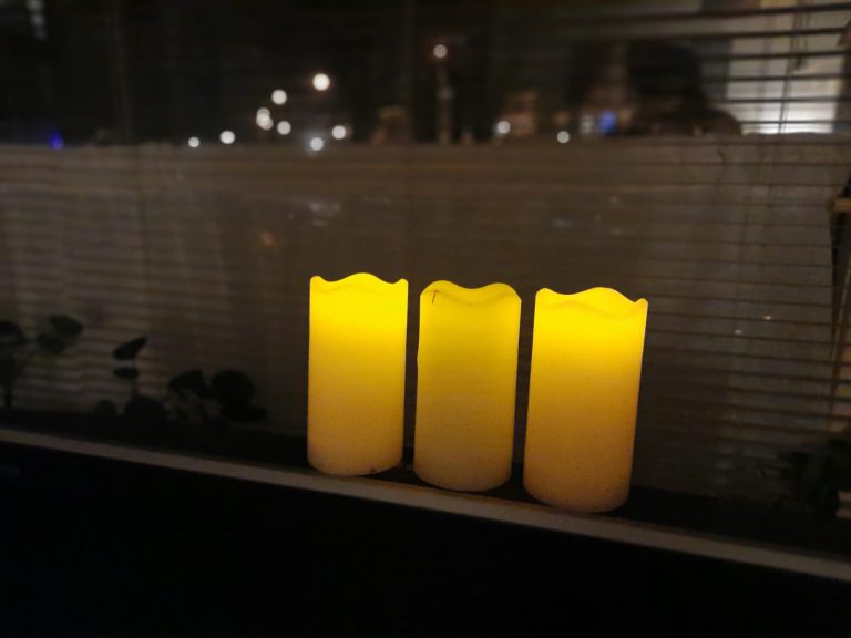 kaarsen in raam